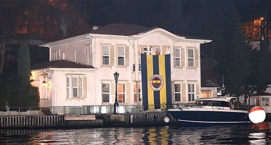 Ali Koç taraftarı duydu, bayrağı çekti